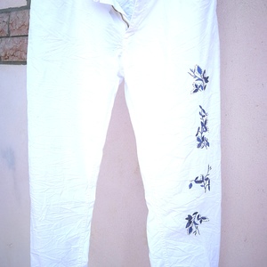 Jeans bianco con ricami blu